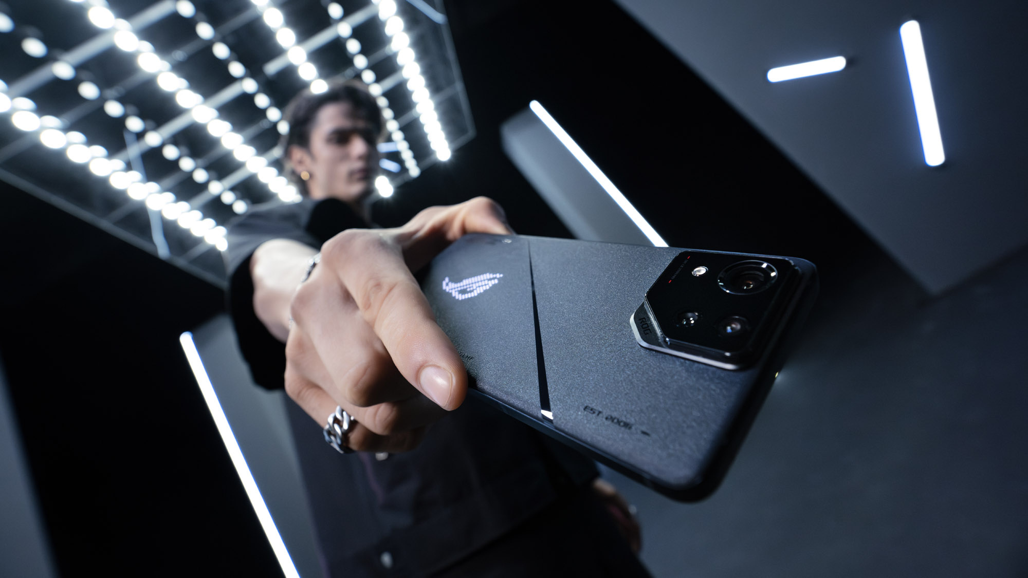 ASUS ROG phone 8.jpg